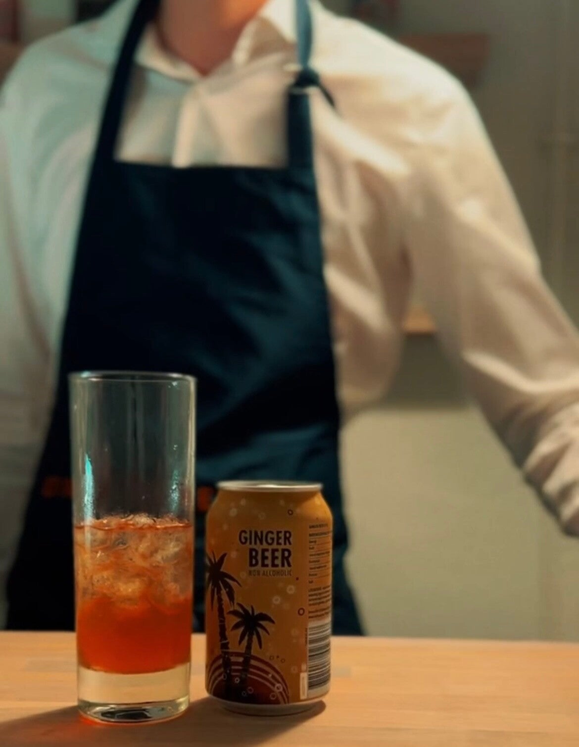 Bartender hos DinBartender med cocktail med ginger beer